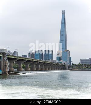 Grattacielo lotte World Tower e fiume Han a Seul, Corea del Sud, il 7 ottobre 2023 Foto Stock