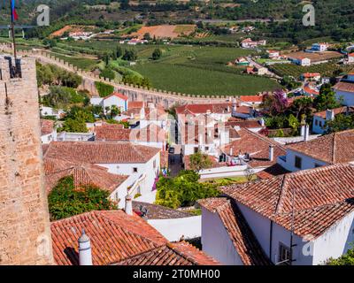 Incredibile vista di Obidos, con le tipiche case bianche e le merlature interne delle mura medievali, la regione di Oeste, il Portogallo Foto Stock