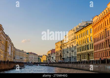 Vista mozzafiato del fiume Moyka che scorre attraverso i palazzi monumentali di San Pietroburgo, Russia Foto Stock