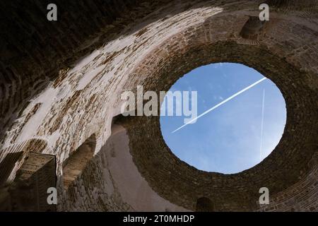 Spalato, Croazia. 19 settembre 2023. Quadrato in pianta dall'esterno, rotondo all'interno, il vestibolo, l'antichità agli appartamenti imperiali, sembra ancora oggi monumentale. Il peristilio del Palazzo di Diocleziano servì l'imperatore Diocleziano come sala di ricevimento e oggi è una delle piazze più belle di Spalato. La piazza è una delle attrazioni della città e un'attrazione turistica. L'UNESCO ha dichiarato l'area del centro del palazzo patrimonio dell'umanità nel 1979. Crediti: Jens Kalaene/dpa/Alamy Live News Foto Stock