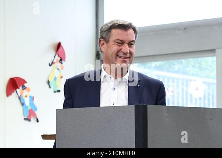 Norimberga, Germania. 8 ottobre 2023. Markus Söder, candidato di primo piano della CSU e ministro presidente della Baviera, esprime il suo voto alla Theodor Billroth School. Le elezioni per il 19° parlamento di stato bavarese si svolgono in Baviera domenica. Credito: Daniel Karmann/dpa/Alamy Live News Foto Stock