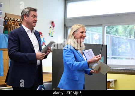 Norimberga, Germania. 8 ottobre 2023. Markus Söder, candidato di primo piano della CSU e presidente ministro della Baviera, esprime il suo voto insieme a sua moglie Karin alla Theodor Billroth School. Le elezioni per il 19° parlamento di stato bavarese si svolgono in Baviera domenica. Credito: Daniel Karmann/dpa/Alamy Live News Foto Stock