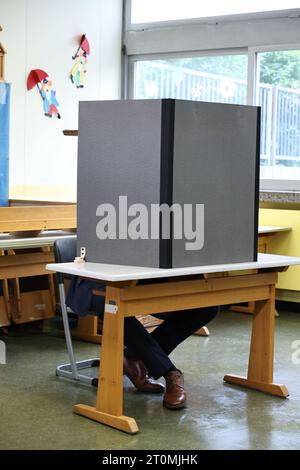 Norimberga, Germania. 8 ottobre 2023. Markus Söder, candidato di primo piano della CSU e ministro presidente della Baviera, esprime il suo voto alla Theodor Billroth School. Le elezioni per il 19° parlamento di stato bavarese si svolgono in Baviera domenica. Credito: Daniel Karmann/dpa/Alamy Live News Foto Stock