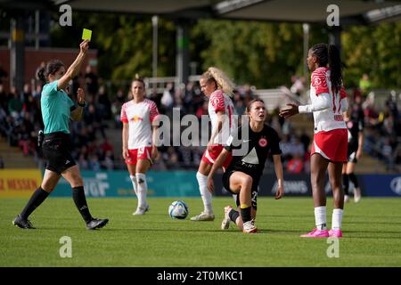 Francoforte, Germania. 7 ottobre 2023. Francoforte, Germania, 7 ottobre 2023: Barbara Dunst ( 28 Francoforte ) Lydia Andrade ( 17 Lipsia ) durante la partita di calcio Google Pixel Frauen-Bundesliga tra Eintracht Francoforte e RB Lipsia allo Stadion am Brentanobad di Francoforte, Germania. (Julia Kneissl/SPP) credito: SPP Sport Press Photo. /Alamy Live News Foto Stock