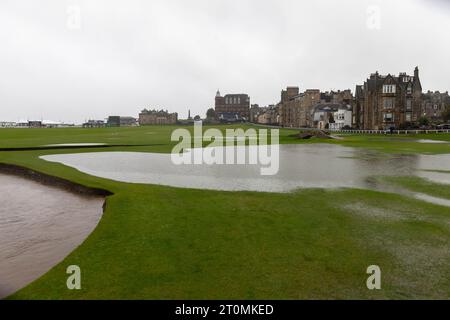 St Andrews, Regno Unito. 8 ottobre 2023. Lo Swilken Burn è quasi pieno di acqua in un Old Course allagato, mentre le soste piovose giocano nei giorni 3 e 4 dell'Alfred Dunhill Links Championship 2023. Crediti: Tim Gray/Alamy Live News Foto Stock