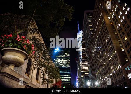 Vista notturna della 42a strada a Manhattan, New York City Foto Stock