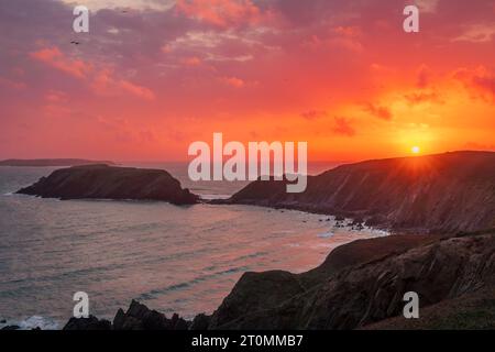 Tramonto dalla cima della scogliera di Marloes Sands durante l'alta marea sulla costa del Pembrokeshire, Galles sud-occidentale, Regno Unito Foto Stock