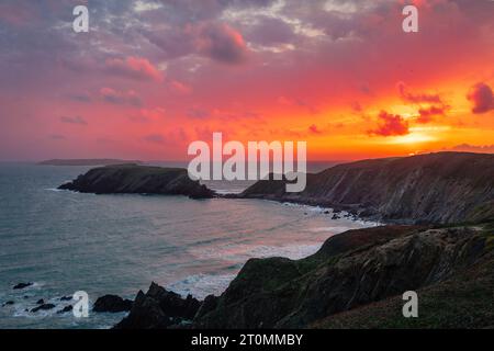 Tramonto dalla cima della scogliera di Marloes Sands durante l'alta marea sulla costa del Pembrokeshire, Galles sud-occidentale, Regno Unito Foto Stock