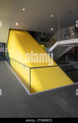 Amsterdam, Paesi Bassi - ampliamento del Museo Stedelijk di Benthem Crouwel Architects, recinzione gialla Foto Stock