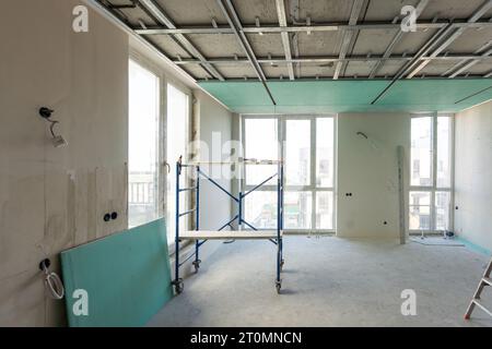 Lavori di installazione di cartongesso in corso da parte dei lavoratori edili del locale edile. il modo più semplice ed economico per realizzare la partizione per pareti interne. Nuovo Foto Stock