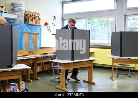 Norimberga, Germania. 8 ottobre 2023. Markus Söder, candidato di primo piano della CSU e ministro presidente della Baviera, esprime il suo voto alla Theodor Billroth School. Le elezioni per il 19° parlamento di stato bavarese si svolgono in Baviera domenica. Credito: Daniel Karmann/dpa/Alamy Live News Foto Stock