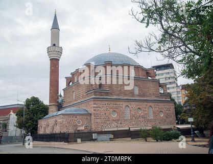 Sofia Bulgaria Moschea Banya Bashi del XVI secolo con la sua grande cupola e minareto Foto Stock