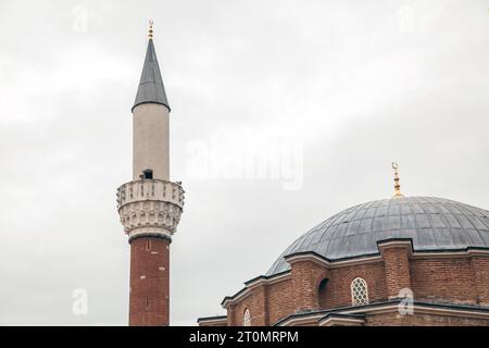 Sofia Bulgaria Moschea Banya Bashi del XVI secolo con la sua grande cupola e minareto Foto Stock