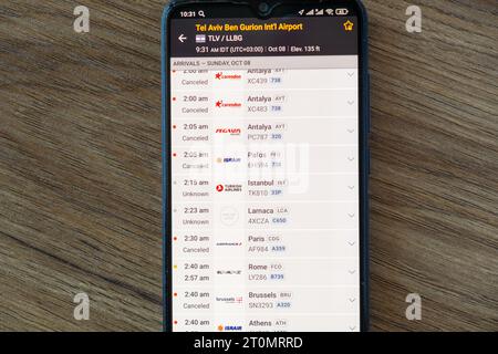 Batumi, Georgia - 8 ottobre 2023: Schermo dello smartphone con l'app mobile Flifghtradar24 con fligths annullati e ritardati a causa della guerra tra due Foto Stock
