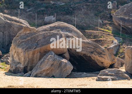 Enormi massi di pietra sul lato della montagna Foto Stock