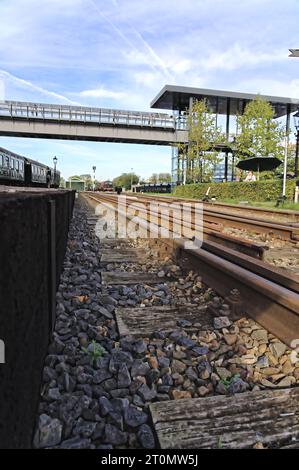 Vista angolare bassa lungo la piattaforma e sopra la pista del treno. Passerella sopra la stazione ferroviaria del museo Hoorn Netherlands Foto Stock