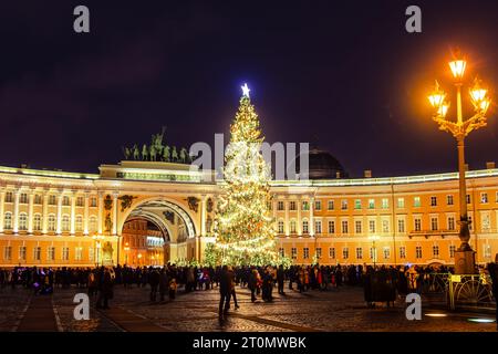 Albero di Natale decorato in Piazza del Palazzo. Festa di Capodanno. St Pietroburgo, Russia - 6 gennaio 2021. Foto Stock