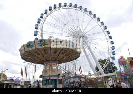 Karussell -Riesenrad Schaustellerfahrgeschaeft Cannstatt bei Stuttgart 07.10.2023 Cannstatter Wasen-Volksfest Cannstatt *** giostra spettacolo su ruota panoramica negozio Cannstatt vicino a Stoccarda 07 10 2023 Cannstatter Wasen folk festival Cannstatt Credit: Imago/Alamy Live News Foto Stock