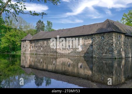 Storico castello medievale sull'acqua chiamato Haus Graven o Wasserburg, Langenfeld-Wiescheid, Renania, Germania Foto Stock