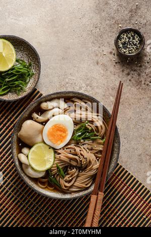 spaghetti di grano saraceno con funghi e uova, lime e sesamo. Foto di alta qualità Foto Stock
