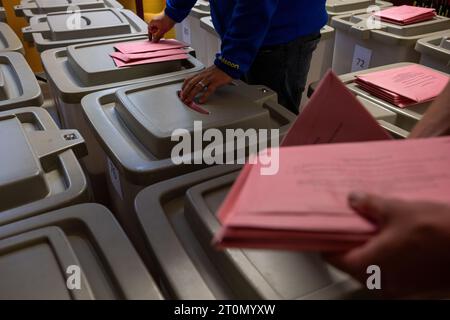 8 ottobre 2023, Baviera, Coburgo: Le lettere elettorali sono distribuite alle singole urne dei seggi elettorali in preparazione al conteggio. In Baviera, le elezioni per il 19° Parlamento di Stato bavarese si svolgono domenica. Foto: Pia Bayer/dpa Foto Stock