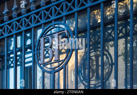 Parigi, Francia - 09 29 2023 : cancello chiuso della Banque de France Foto Stock