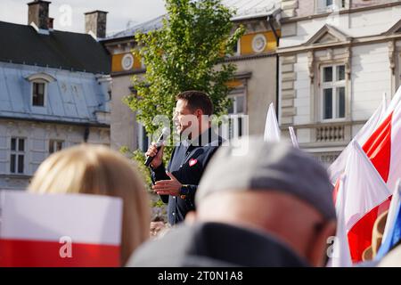 BIELSKO-BIALA, POLONIA - 7 OTTOBRE 2023: Il sindaco di Varsavia Rafal Trzaskowski, membro della Coalizione Civica, parla alle elezioni parlamentari polacche. Foto Stock