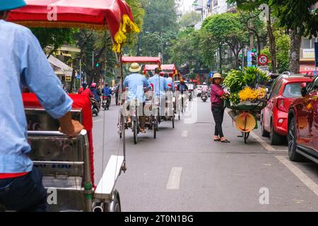 Hanoi, Vietnam. Turisti in bicicletta. Foto Stock