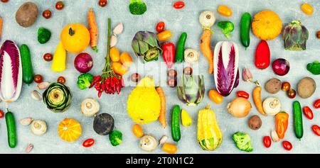 Assortimento di verdure fresche crude. Varietà di ingredienti vegetali crudi. Striscione lungo Foto Stock