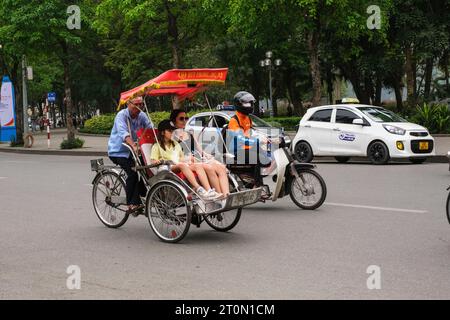 Hanoi, Vietnam. Turisti in bicicletta. Foto Stock