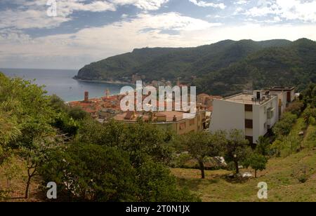 Noli in Liguria che mostra la baia e le torri medievali Foto Stock