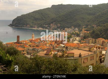 Noli in Liguria che mostra la baia e le torri medievali Foto Stock