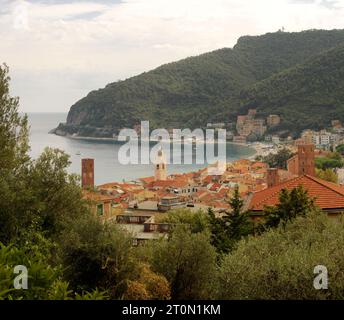 Noli in Liguria che mostra la baia e le torri medievali Foto Stock