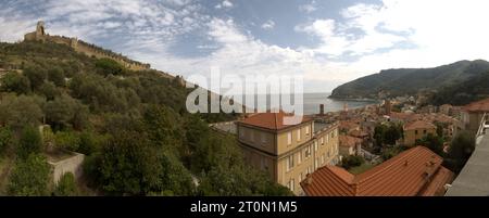 Noli in Liguria mostra castello e baia Foto Stock