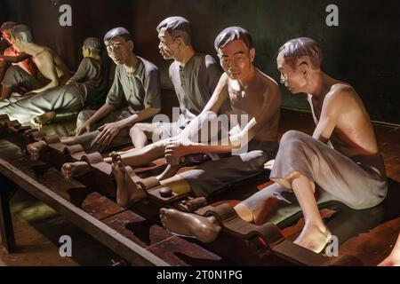 Hanoi, Vietnam. Hoa lo Prison, alias Hanoi Hilton durante la guerra USA-Vietnam. Sculture che mostrano come i prigionieri francesi trattenevano. Foto Stock