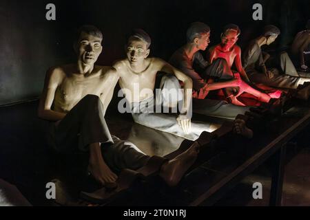 Hanoi, Vietnam. Hoa lo Prison, alias Hanoi Hilton durante la guerra USA-Vietnam. Sculture che mostrano come i prigionieri francesi trattenevano. Foto Stock