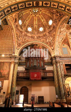 Orihuela, Alicante, Spagna - 13 aprile 2023: Organo a canne del collegio diocesano e convento di Santo Domingo Foto Stock