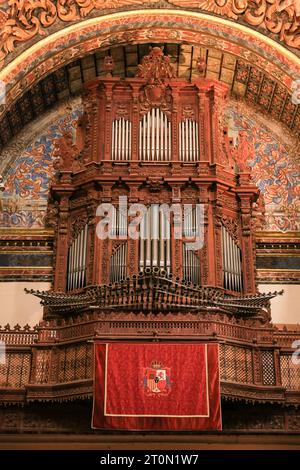 Orihuela, Alicante, Spagna - 13 aprile 2023: Organo a canne del collegio diocesano e convento di Santo Domingo Foto Stock