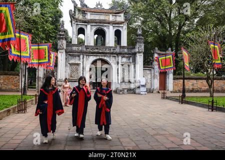 Hanoi, Vietnam. Gli studenti provenienti dalla porta principale del Tempio della Letteratura, Van Mieu, dedicato a Confucio. Foto Stock