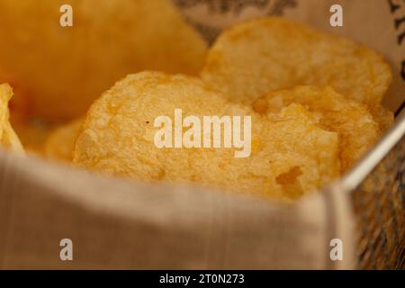 Primo piano di spuntini con patatine fritte serviti nel bar del ristorante Foto Stock