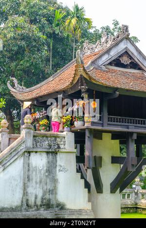 Hanoi, Vietnam. Donna che prega alla pagoda One Pillar. Foto Stock