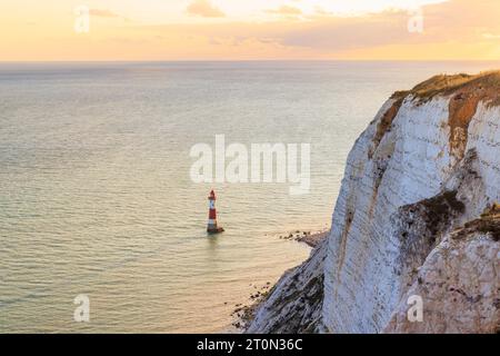 Beachy Head Lighthouse, un faro in stile torre rocciosa situato nel Canale della Manica sotto le scogliere di Beachy Head nell'East Sussex, Inghilterra meridionale Foto Stock