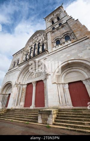 Facciata della chiesa abbaziale benedettina e cluniaca e del monastero di Vézelay, nel dipartimento francese centro-orientale di Yonne Foto Stock