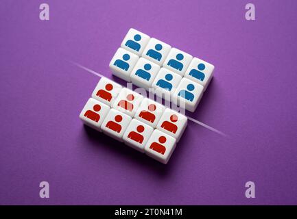 Dividere in due gruppi. Fazioni di opposizione. Mancanza di consenso. Conflitto ideologico. Rivalità per migliorare l'efficienza del lavoro. Dividere, dividere. Co Foto Stock