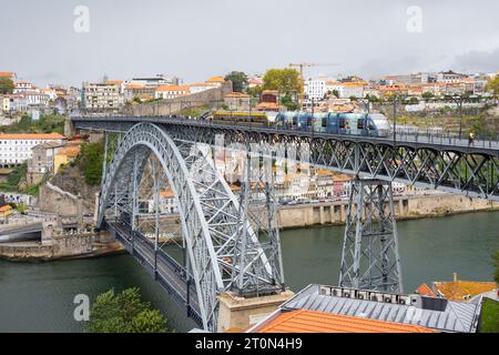 Tram della metropolitana che attraversa il ponte Dom Luis i a Porto, Portogallo Foto Stock