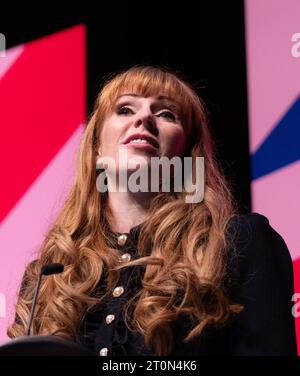 Liverpool, Regno Unito. 8 ottobre 2023. Angela Rayner Vice-leader, Vice primo Ministro ombra e Segretario ombra di Stato per il Levelling Up, Housing and Communities alla Conferenza del lavoro del 2023. Guardato dal leader del lavoro Keir Starmer e dai membri del gabinetto ombra.Liverpool UK. Foto: Garyroberts/worldwidefeatures.com credito: GaryRobertsphotography/Alamy Live News Foto Stock