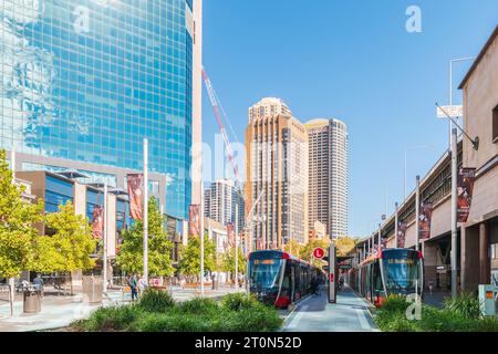 Sydney, NSW, Australia - 17 aprile 2022: Stazione del tram leggero Circular Quay con persone che salgono sul tram in una giornata luminosa Foto Stock