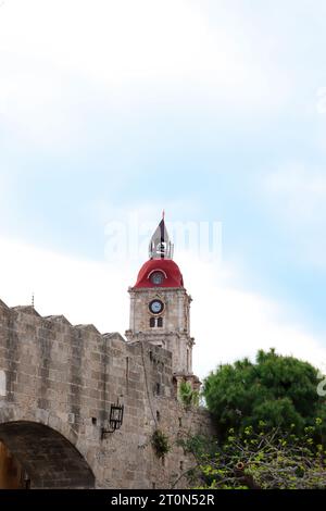 Roloi Clock Tower è un edificio architettonico medievale in una posizione privilegiata a Rodi, nella città vecchia Foto Stock