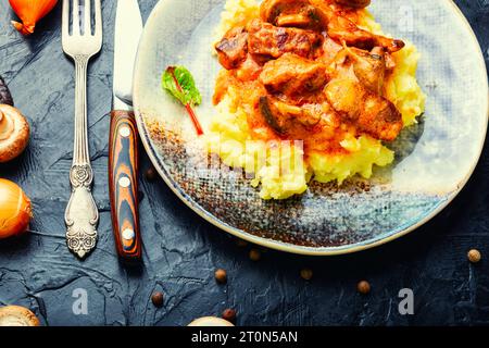 Carne di manzo stufato in salsa con purè di patate. Gulasch fatto in casa Foto Stock