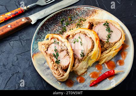 Il piatto di carne popolare è la carne di wellington, carne cotta in pasta. Foto Stock